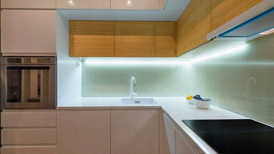 Подсветка для кухни под шкафы светодиодная, разновидности ламп