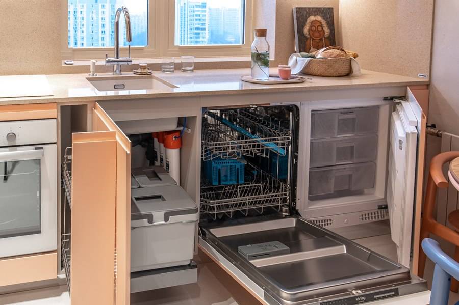 Установка посудомоечной машины на кухне под столешницу самостоятельно. установка встраиваемой посудомоечной машины под столешницу – способы решения вопроса | все о ремонте