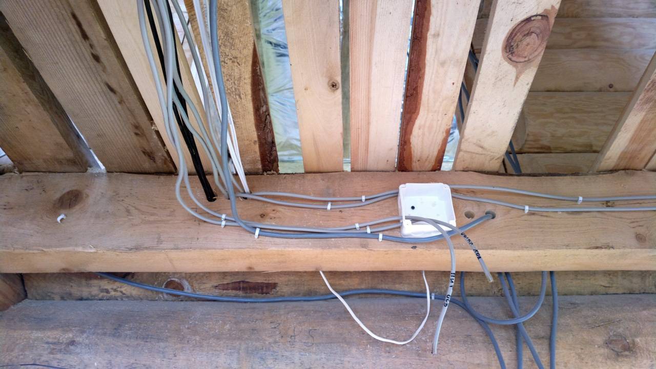 Можно ли сделать скрытую проводку в деревянном доме? - knigaelektrika.ru