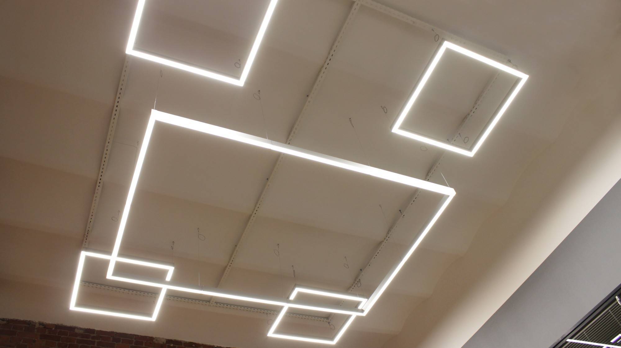 Натяжной потолок с подсветкой по периметру: все секреты и хитрости