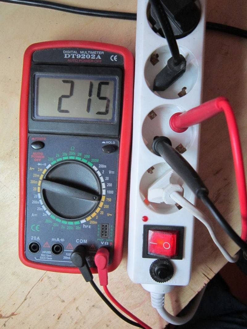 Как проверить напряжение в розетке мультиметром и измерить силу тока в сети тестером: в каком случае покажет 220в, правила проведения тестирования
