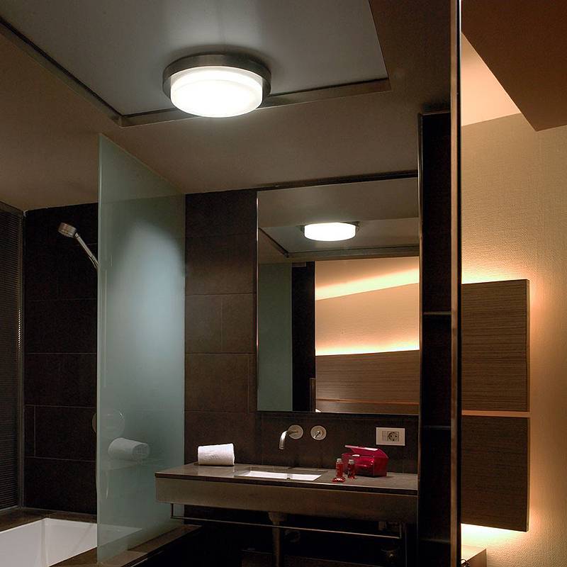 Светильники для ванной комнаты влагозащищенные: варианты расположения точечных на натяжном потолке, схемы крепления и способы самостоятельного монтажа спотов, люстр