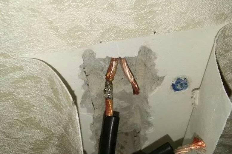 Как найти скрытую проводку в стене квартиры прибором и без