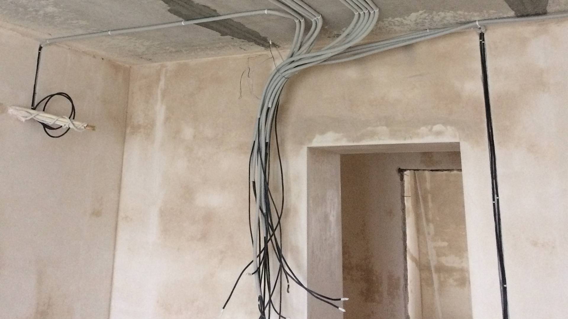 Замена электропроводки в панельном доме по старым каналам без штробления