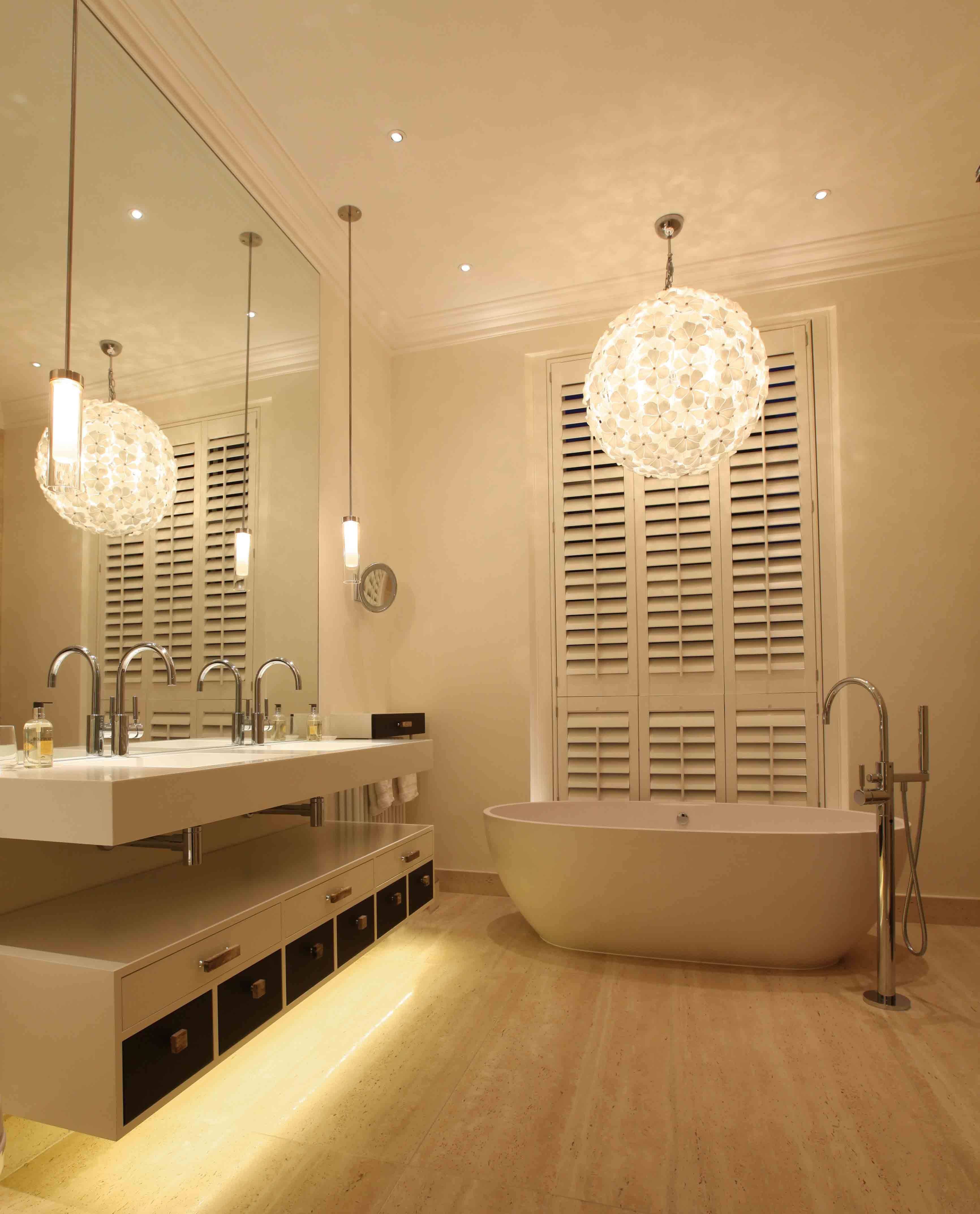 Потолочные светодиодные светильники ванна. Освещение в ванной. Светильники для ванной комнаты. Светильники в ванной в интерьере. Светильник над ванной.