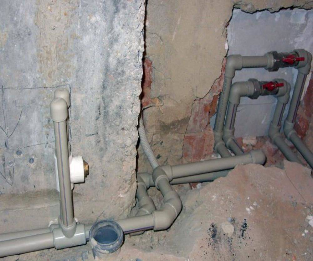 Прокладка труб в ванной комнате под плитку