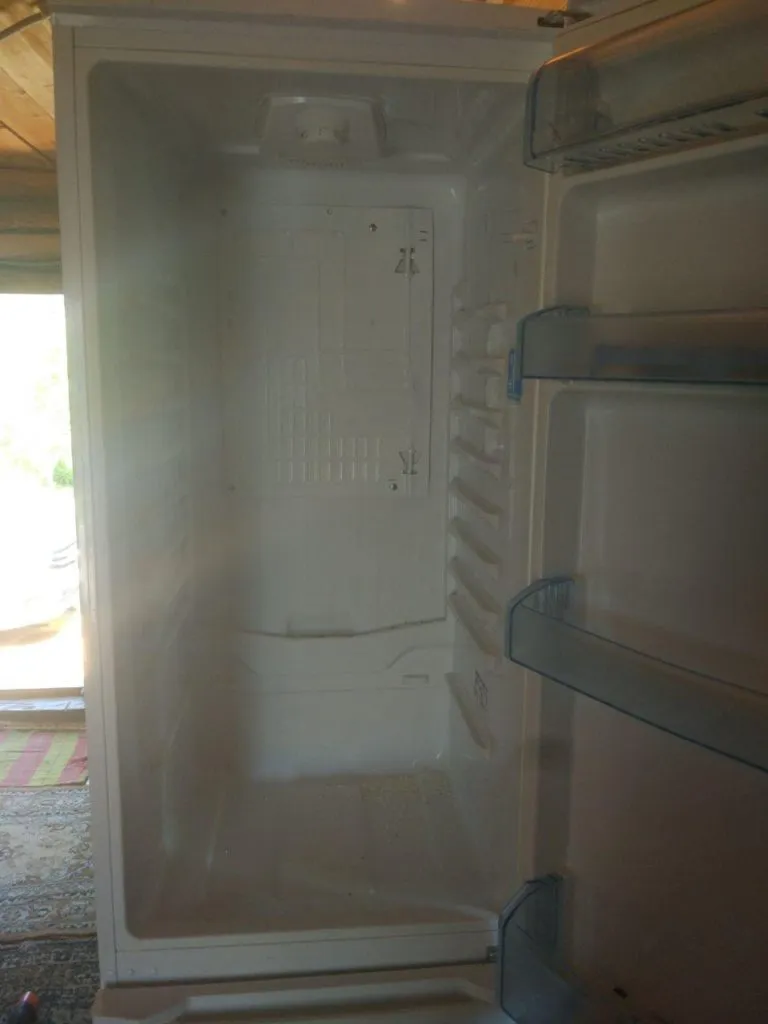 Почему холодильник не морозит, хотя работает?