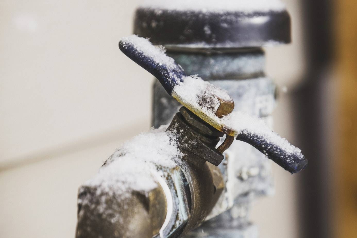 Водопровод замерз: методы разморозки труб в частном доме, варианты утепления трубопроводов и советы экспертов