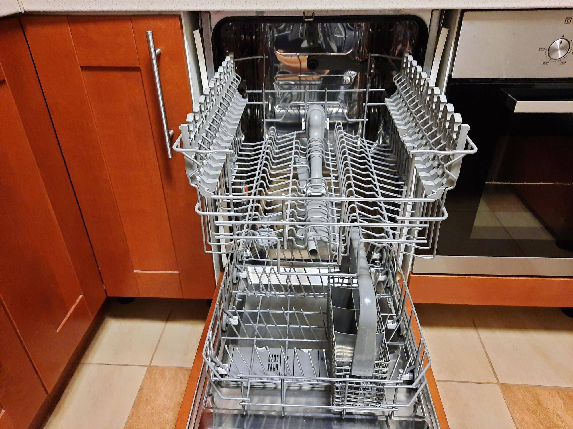 Как выбрать встроенную посудомоечную машину: топ-3 встраиеваемых модели