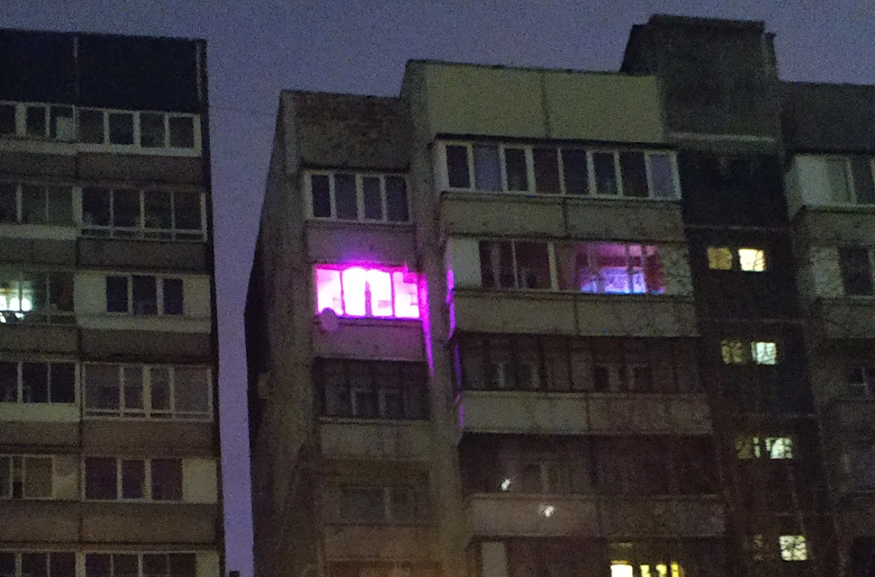 Розовый свет в окнах: что это такое, для чего нужен - mnogovdom.ru