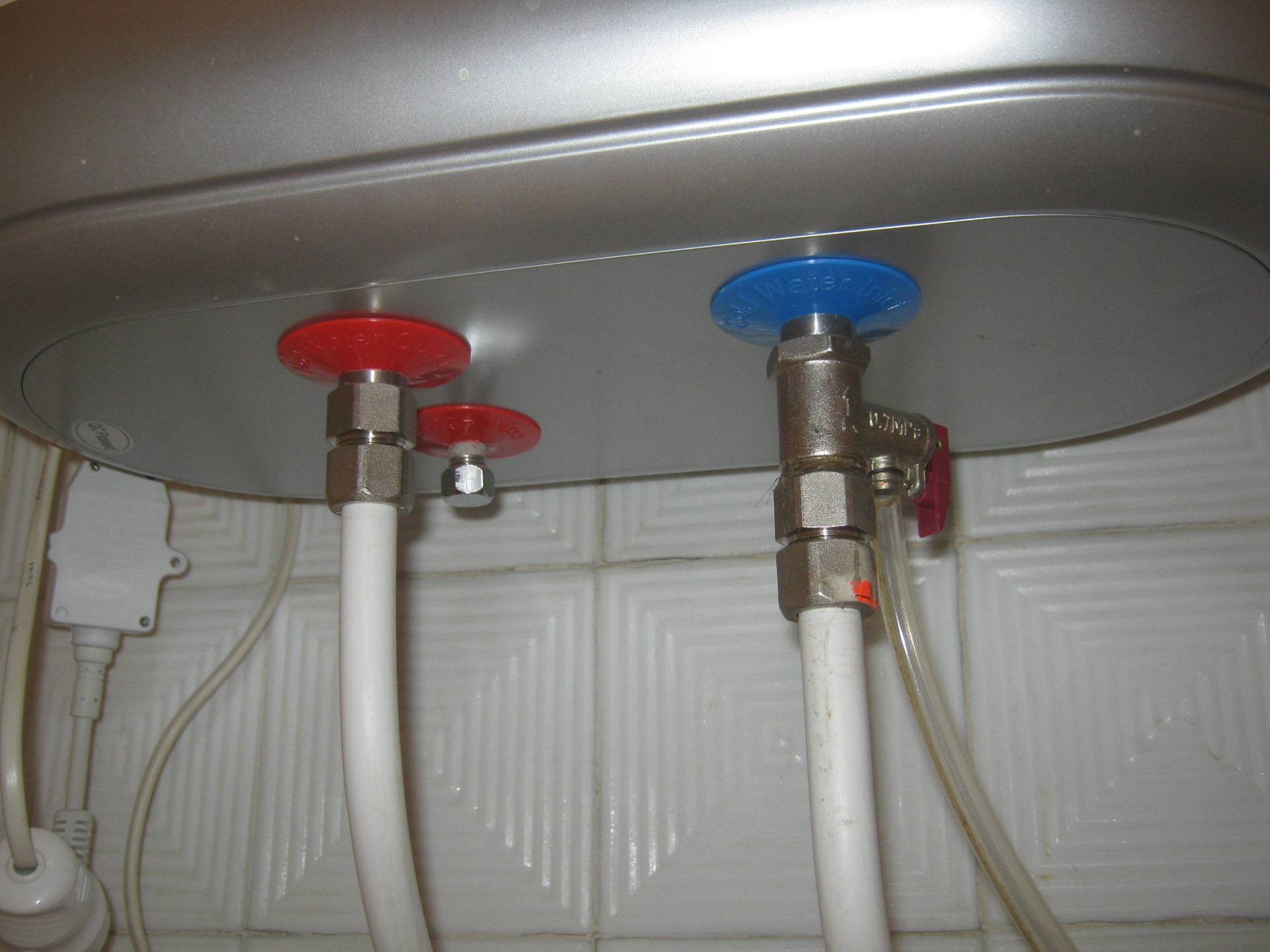 Как слить воду с водонагревателя: плюсы и минусы разных способов + пример проведения работ