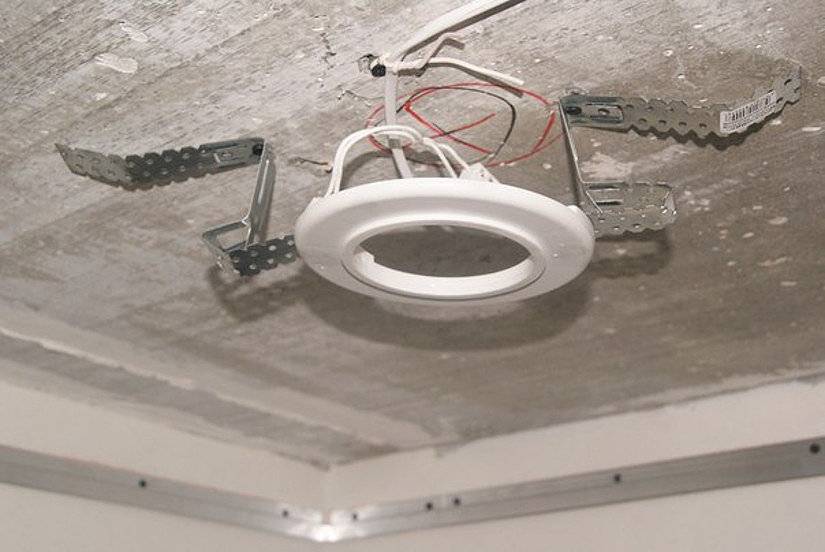 Закладная под люстру в натяжном потолке: как сделать для точёных светильников и люстры