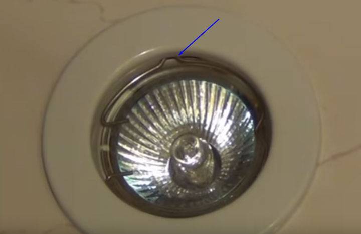 Как менять лампочки в натяжном потолке – способы замены разных видов ламп
