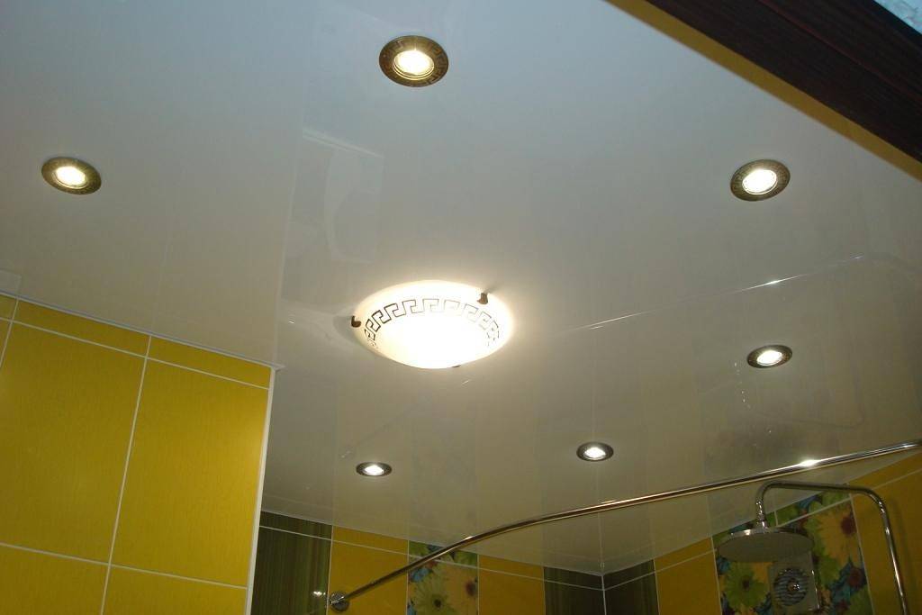 Освещение в ванной комнате с натяжным потолком