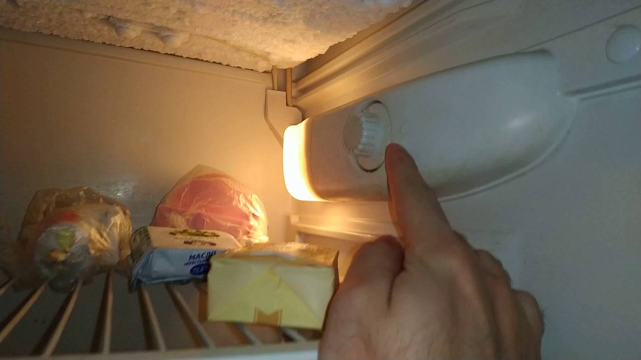 Почему холодильник не работает, а лампочка и свет горит?