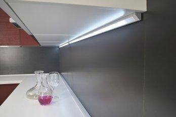 Светодиодная подсветка для рабочей зоны кухни: преимущества ленты и ее расположение