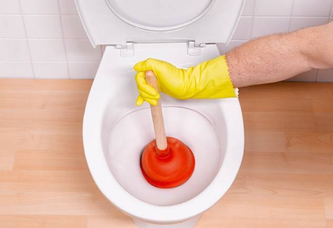Как прочистить унитаз тросом в домашних условиях своими руками