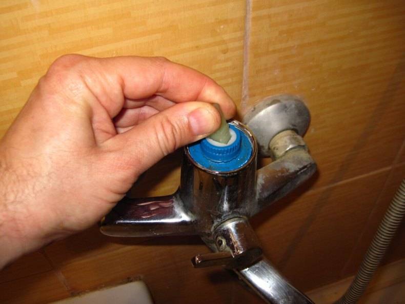 Течет кран в ванной: как устранить протечку, что делать