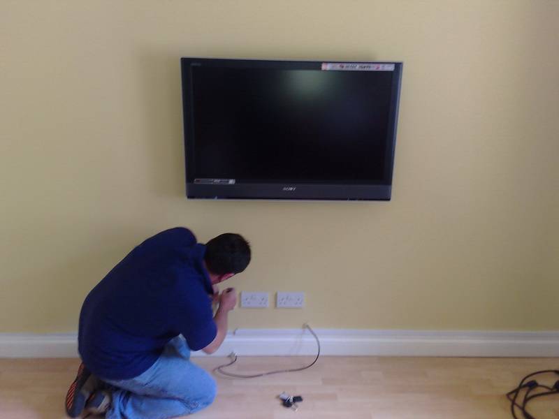 Как скрыть провода от телевизора на стене, под плинтусом, с помощью мебели