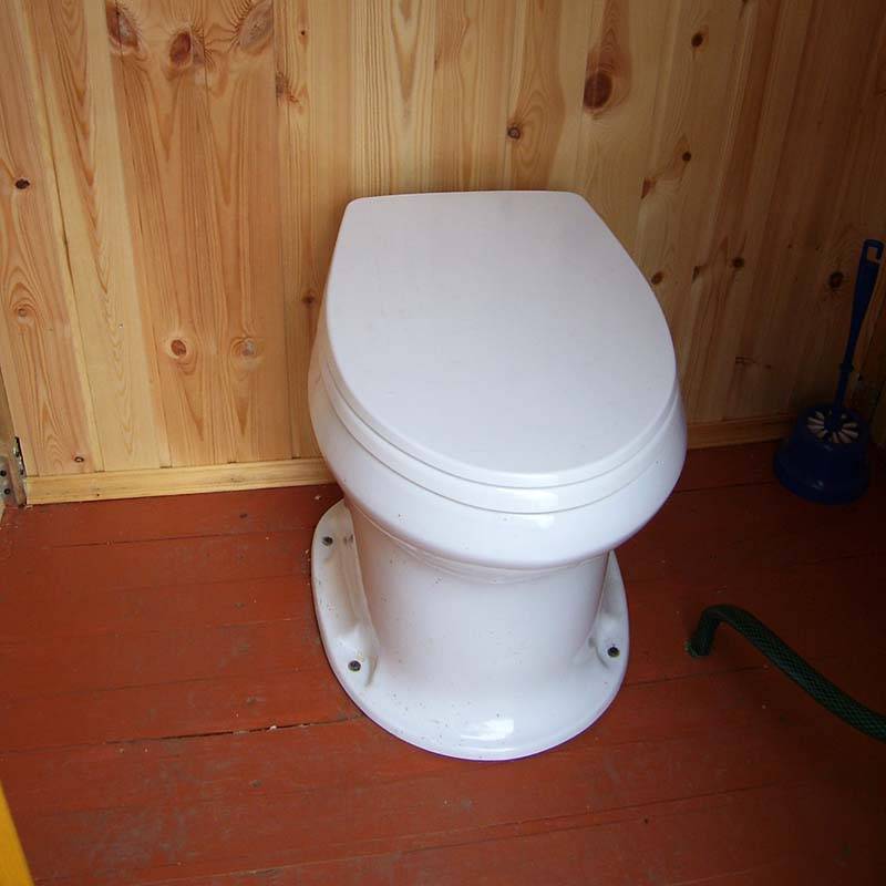 Чем интересен пластиковый унитаз для дачного туалета?
