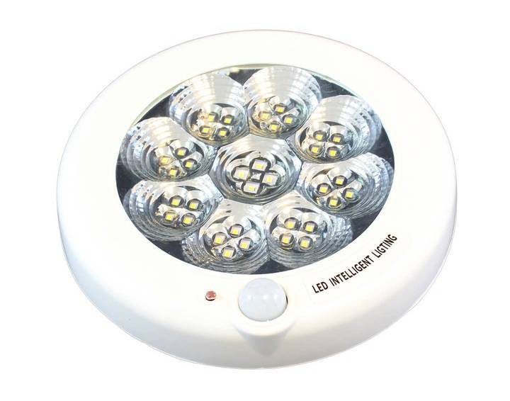 Светодиодная лампа с датчиком движения: диодные лампочки со встроенным и выносным детектором, реагирующие на движение и освещенность, для дома и квартиры