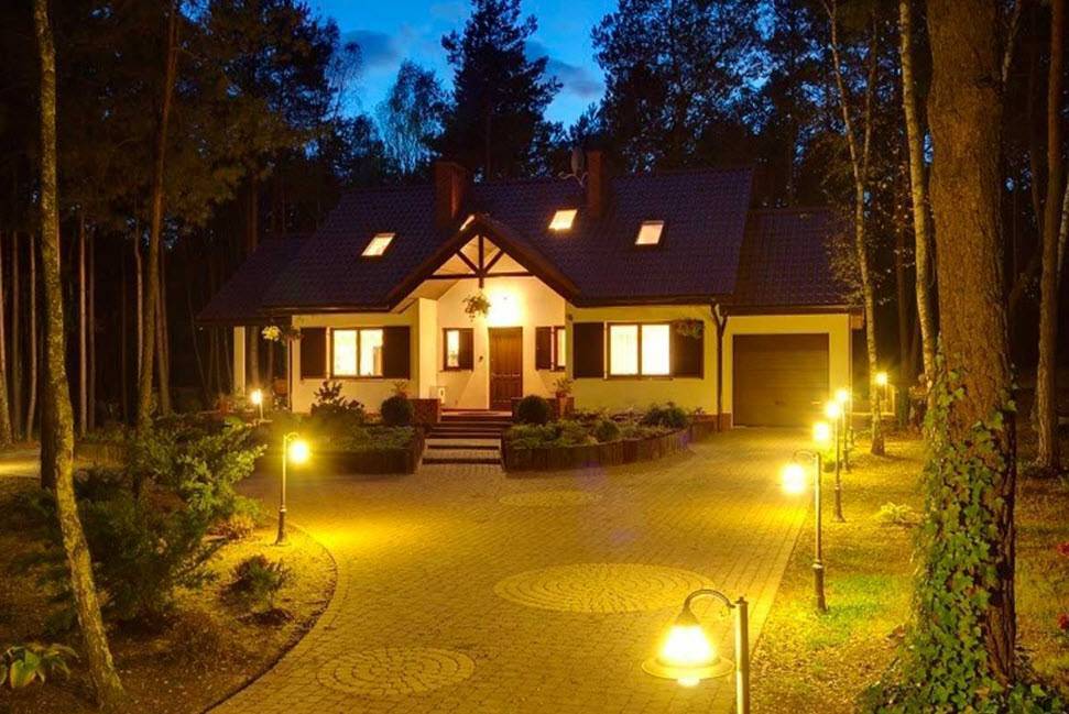 Освещение участка загородного дома и дачного сада. уличное и наружное освещение, фото