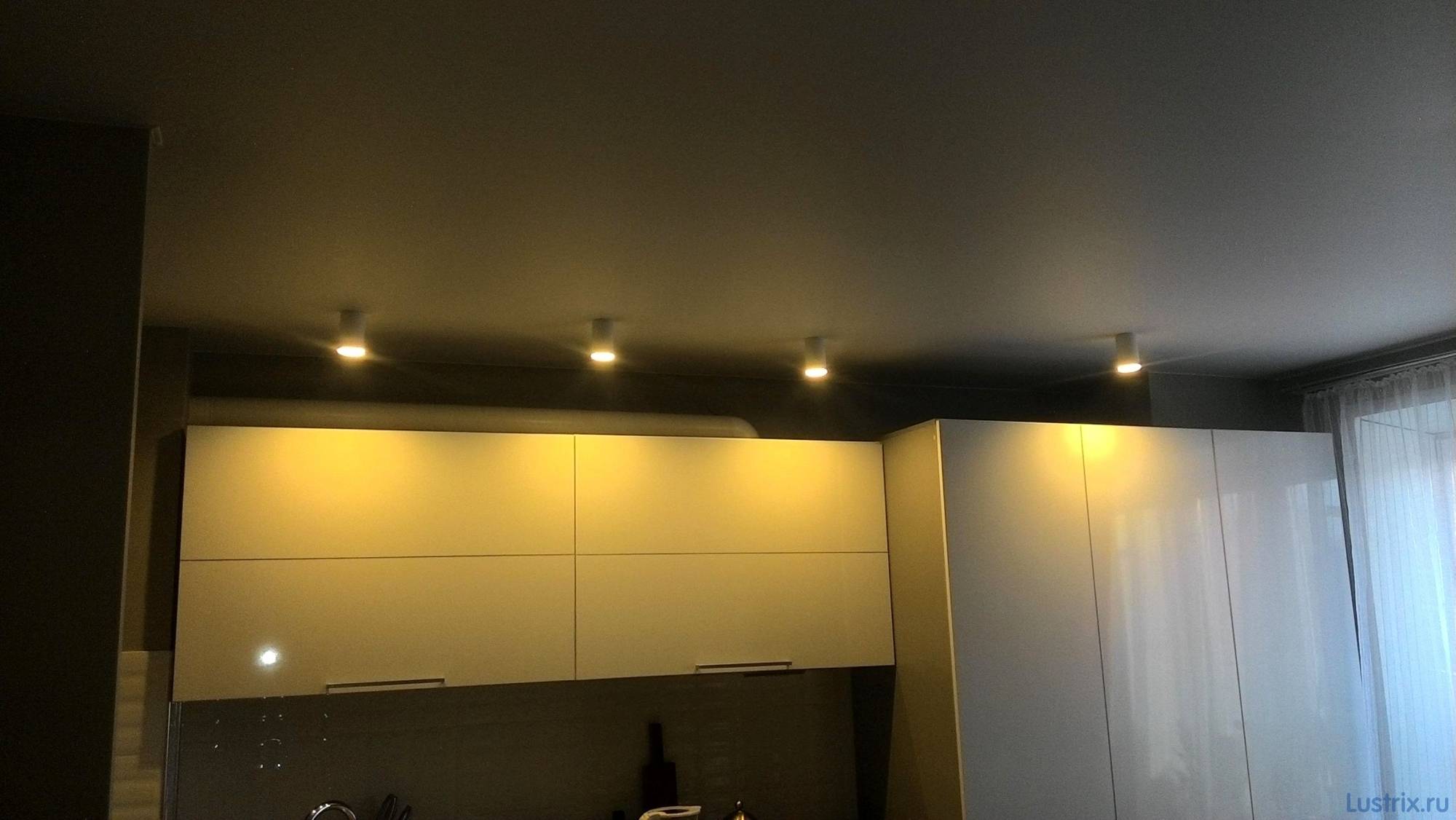 Как сделать освещение кухни точечными светильниками в натяжном потолке