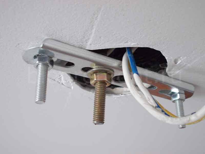 Как повесить люстру на потолок: особенности установки
