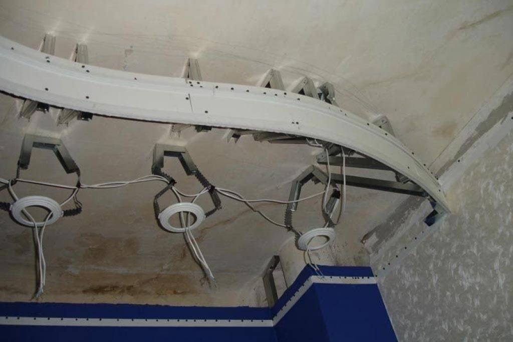 Порядок и способы установки закладных под натяжной потолок для люстр, точечных светильников, карнизов