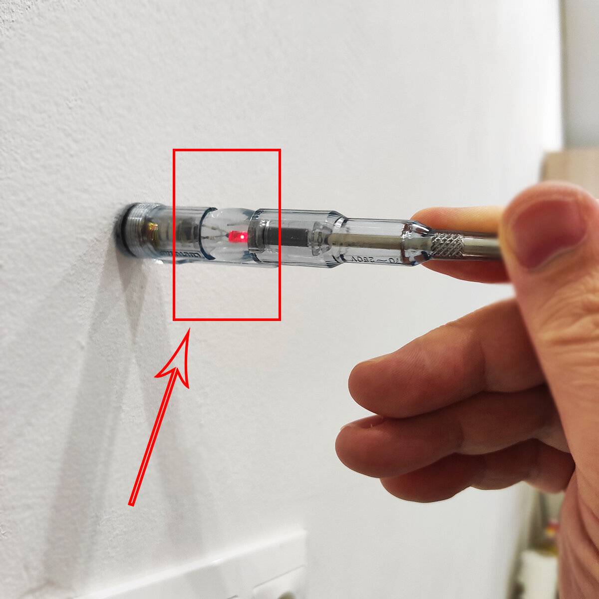 Как найти скрытую проводку в стене квартиры прибором и без