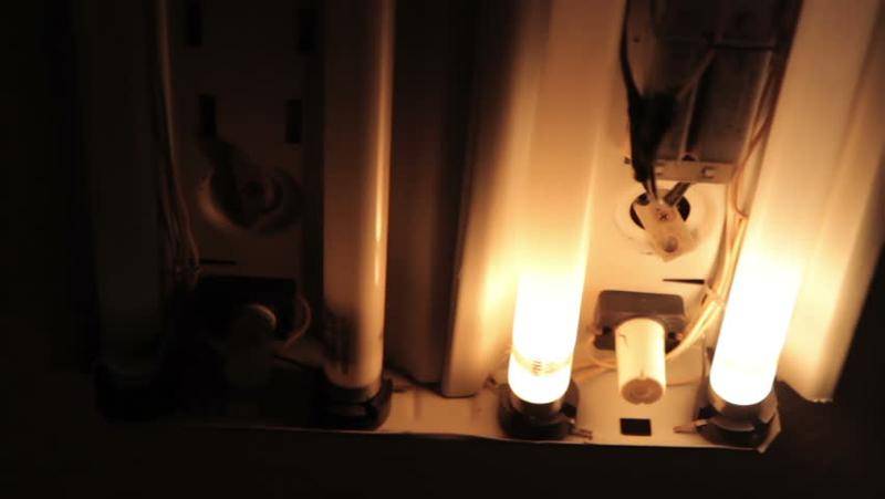 Моргает светодиодная лампа при выключенном свете: причины и их устранение