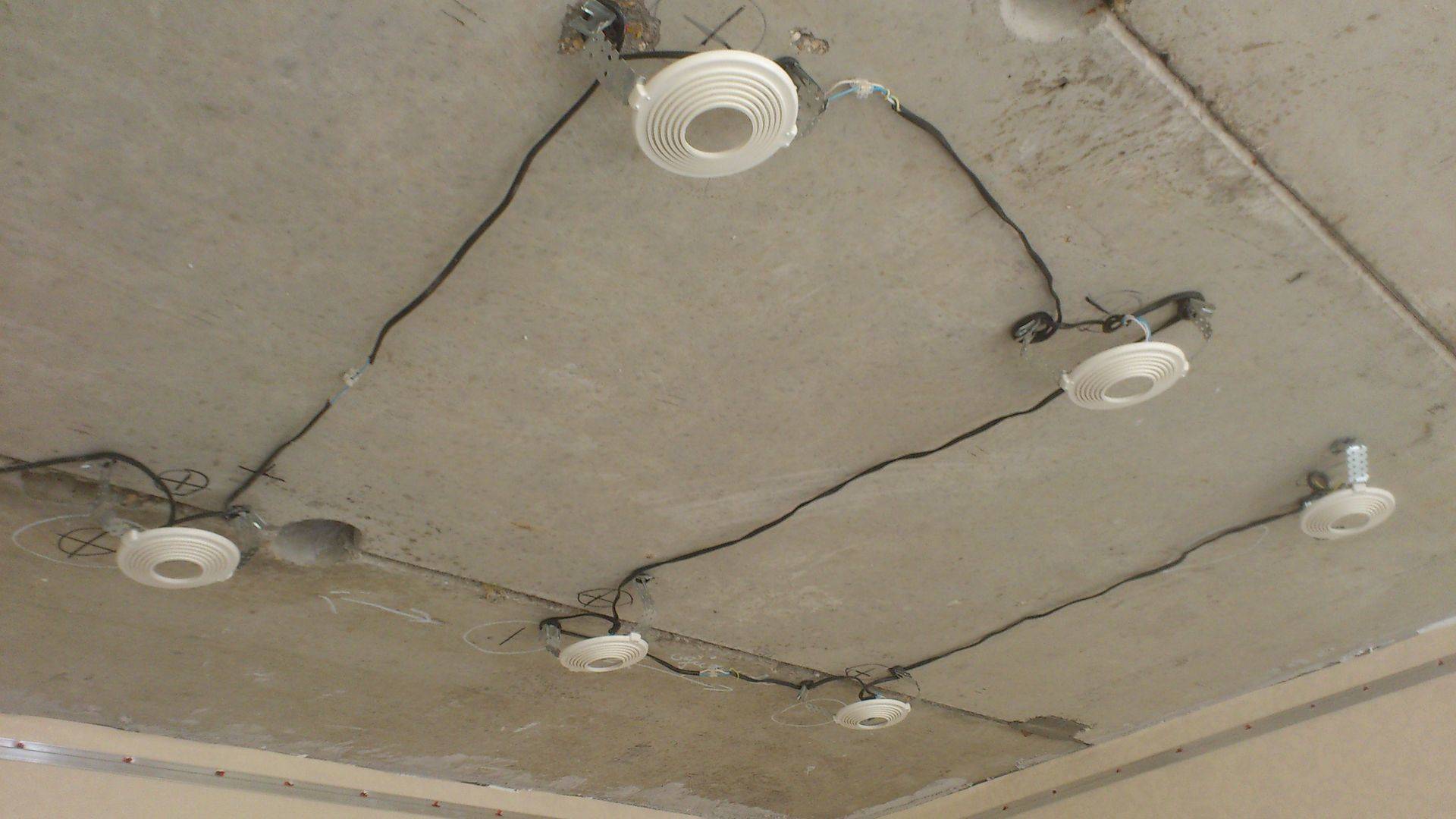 Как повесить люстру на натяжной потолок - пошаговая инструкция для правильного монтажа