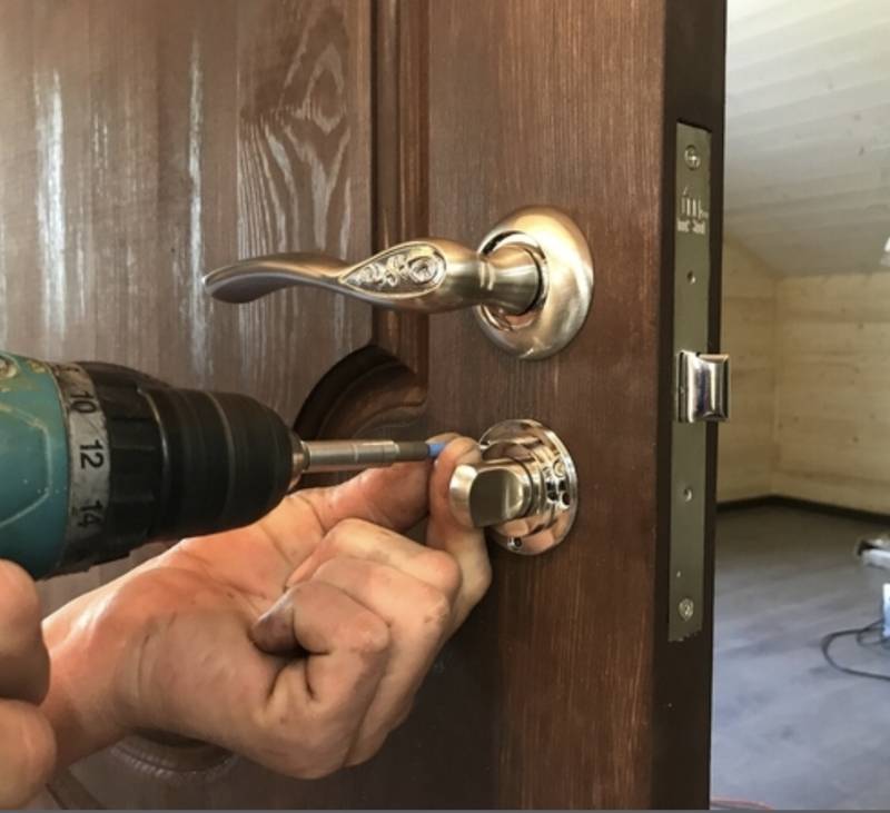 Выполнение установки защелки в межкомнатную дверь