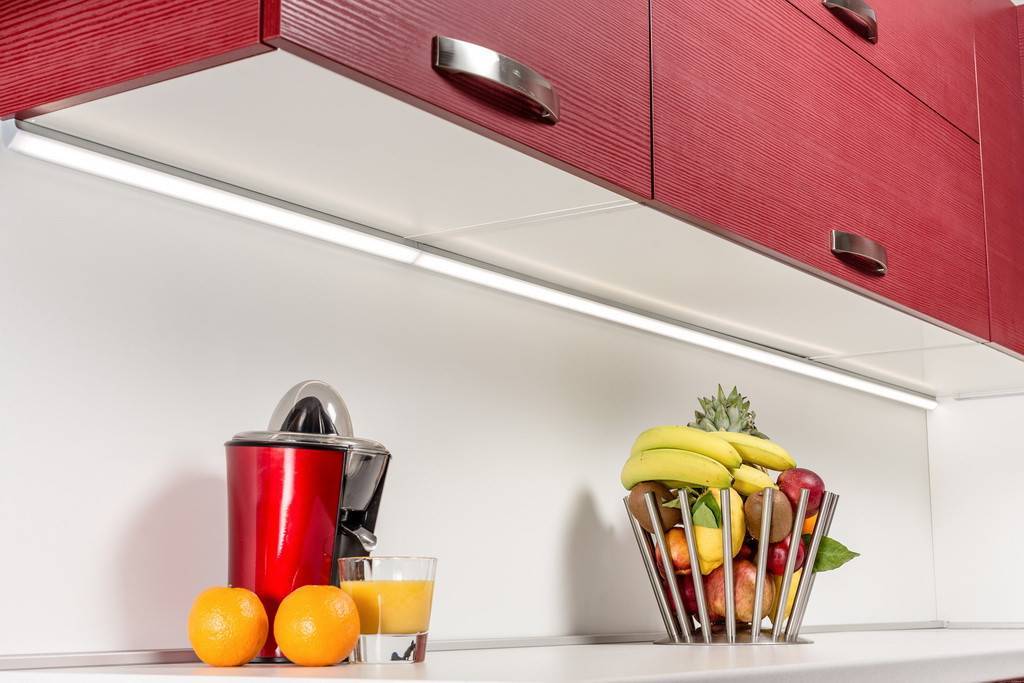 Как расположить точечные светильники на кухне: на натяжном потолке, над рабочей поверхностью, 9 кв м, 16 кв м