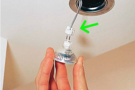 Как заменить лампочку в точечном светильнике?