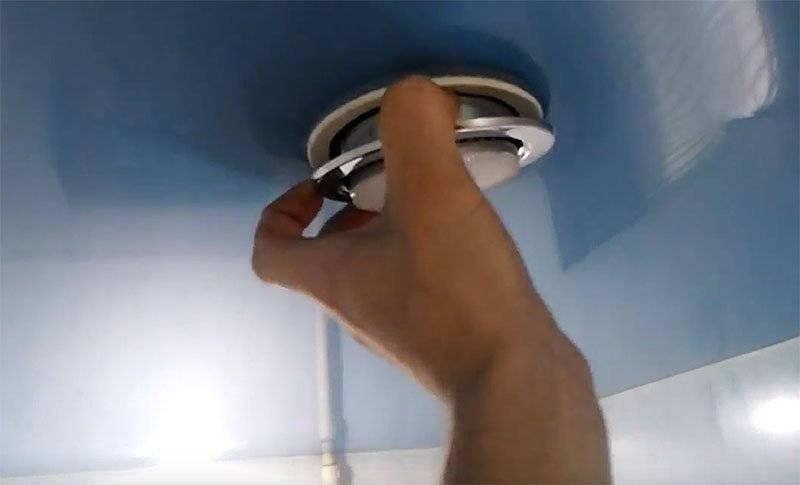 Как поменять лампочку в подвесном потолке и светильниках на натяжном полотне: как выкрутить лампу и снять точечный светильник