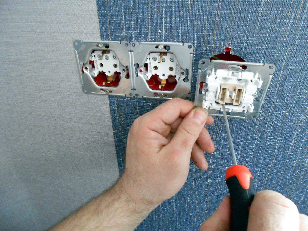 Замена выключателя света в квартире: одноклавишного и двухклавишного