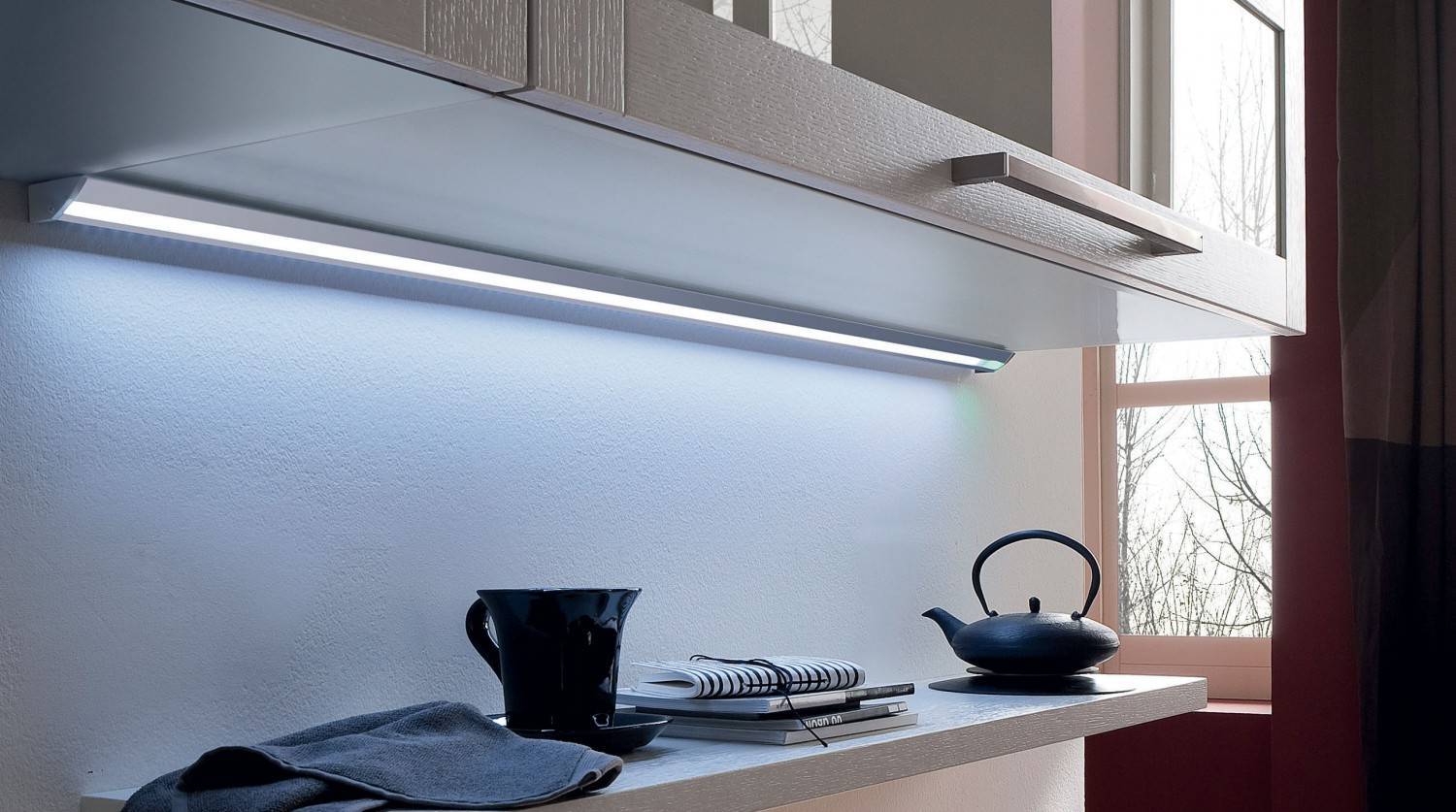 Точечные светильники в интерьере кухни: характеристика, правила размещения, фото