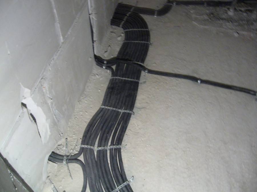 Монтаж электропроводки в стяжке в квартире и частном доме