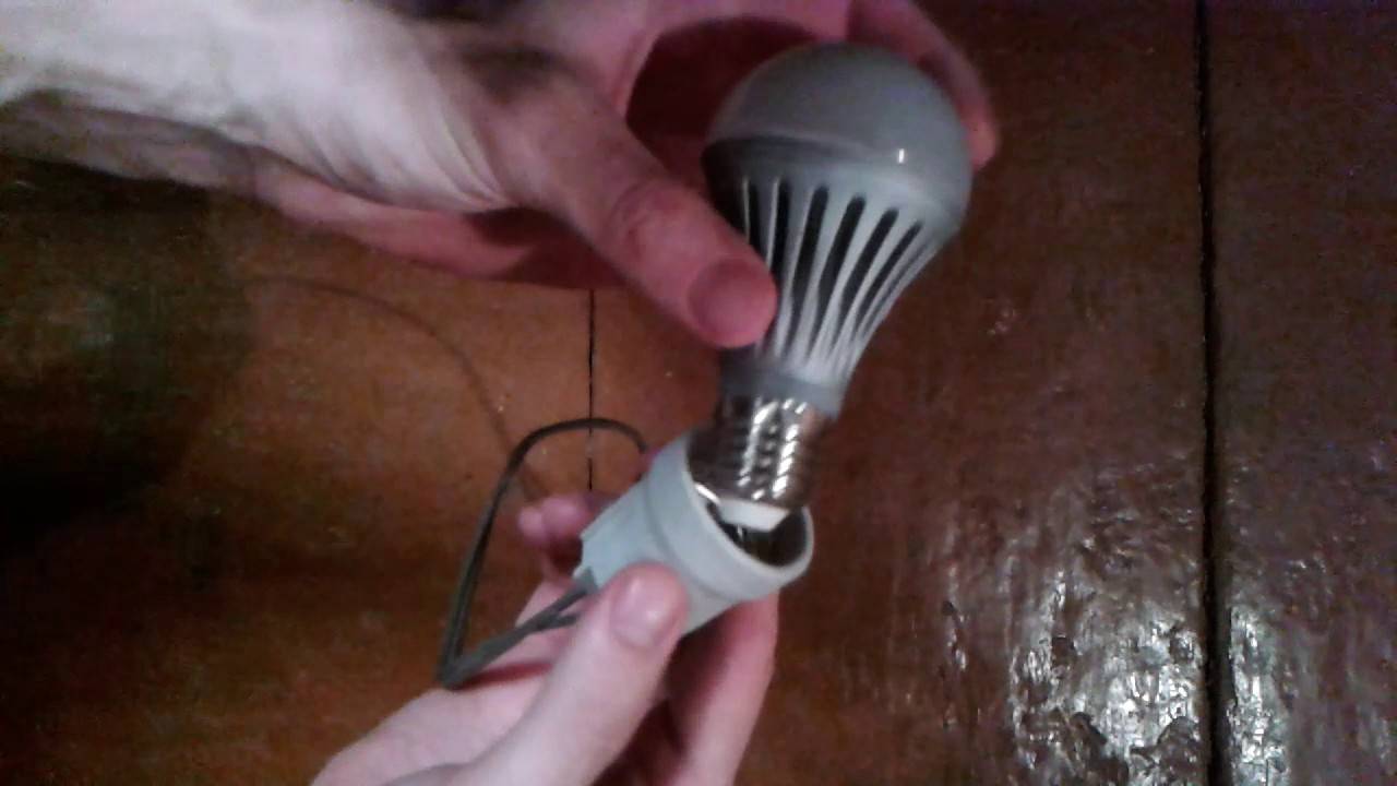 Как выкрутить лопнувшую лампочку из патрона — три способа