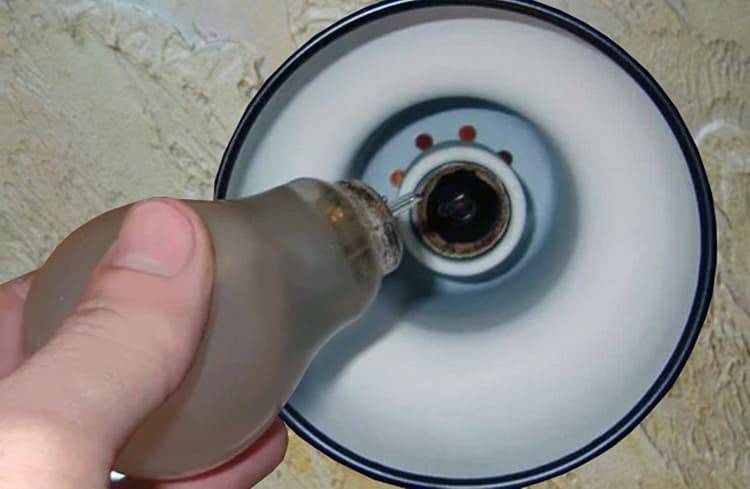 6 верных способов, как выкрутить цоколь лопнувшей лампочки из патрона люстры