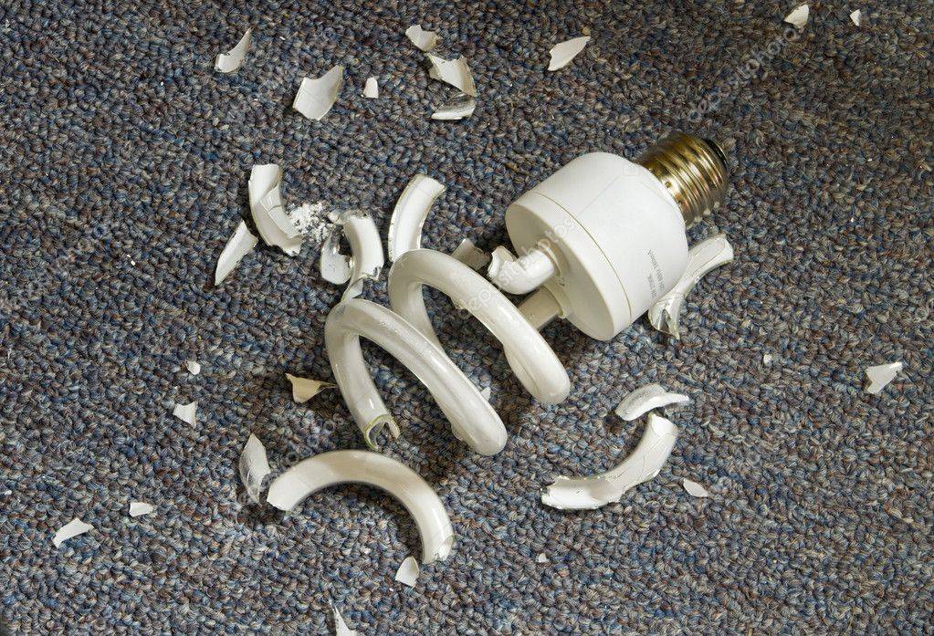Разбита энергосберегающая лампочка - правила уборки остатков и их утилизации