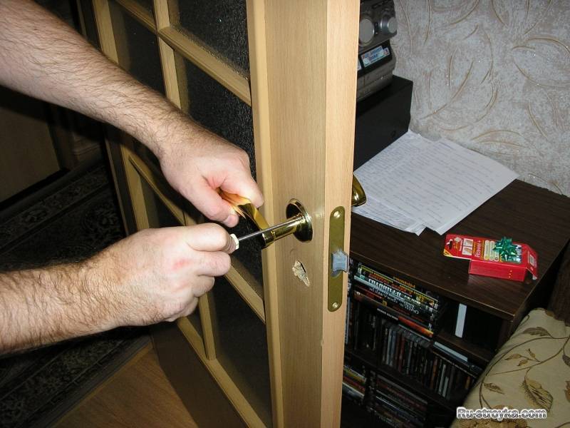 Как собрать дверную ручку с защелкой