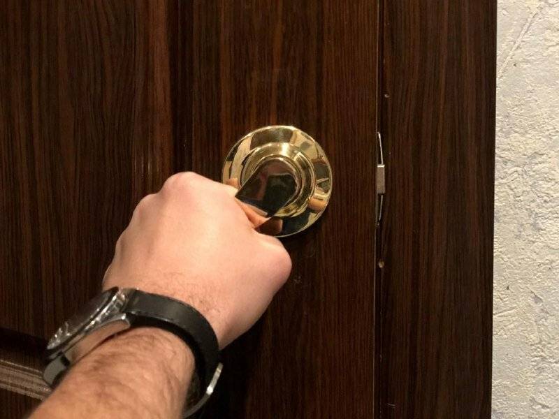 Как открыть дверь без ключа самостоятельно в квартире без повреждения и без взлома: полезные рекомендации и доступные способы