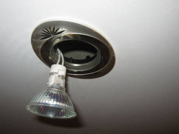 Замена лампочек и светильников на натяжном потолке