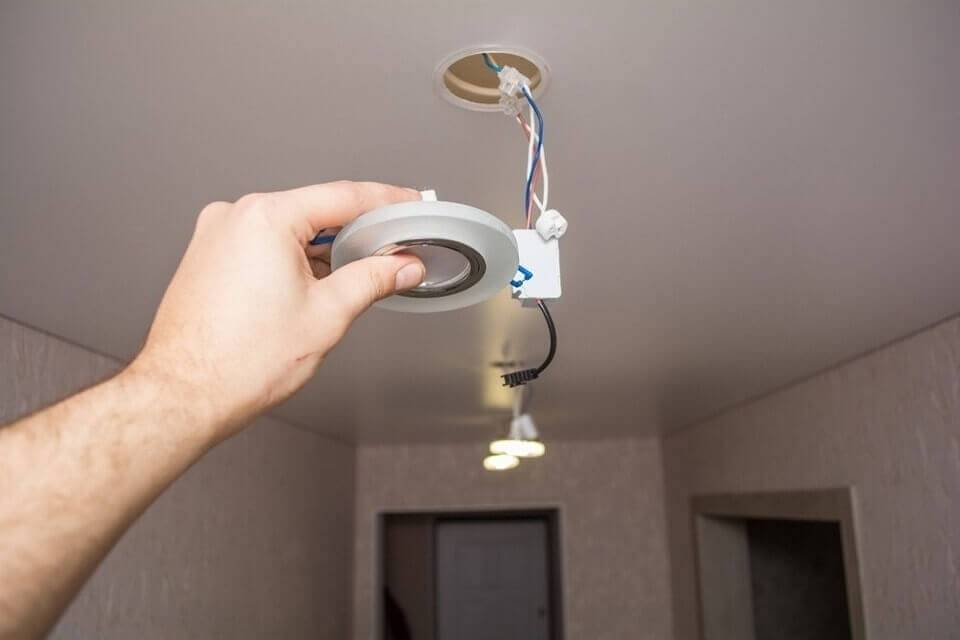 Как поменять (выкрутить) лампочку светильника в натяжном потолке