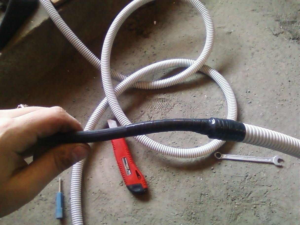 Прокладка кабеля в гофрошланге: кондуктор, пылесос, магнит
