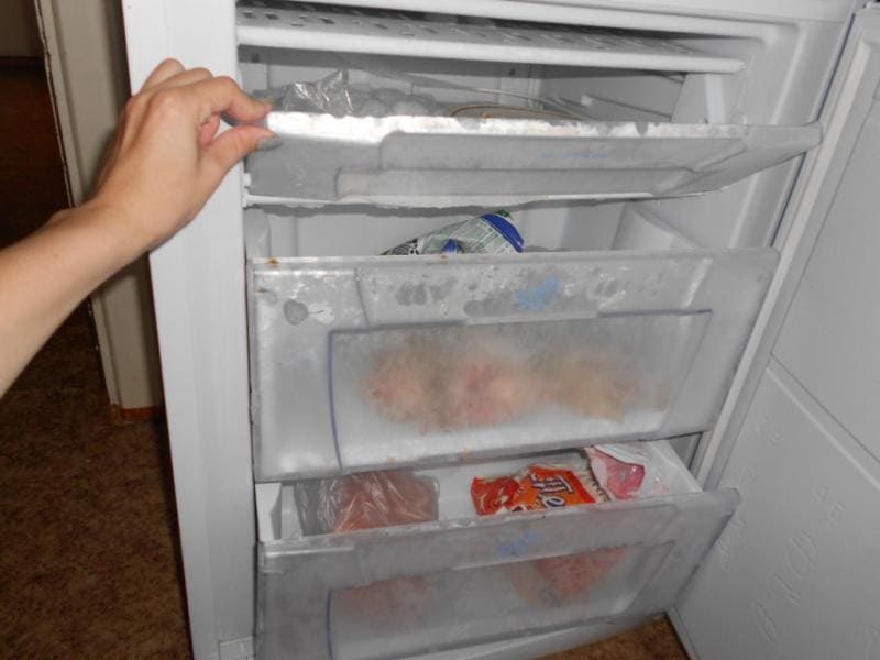 Морозилка работает, а холодильник нет: причины
