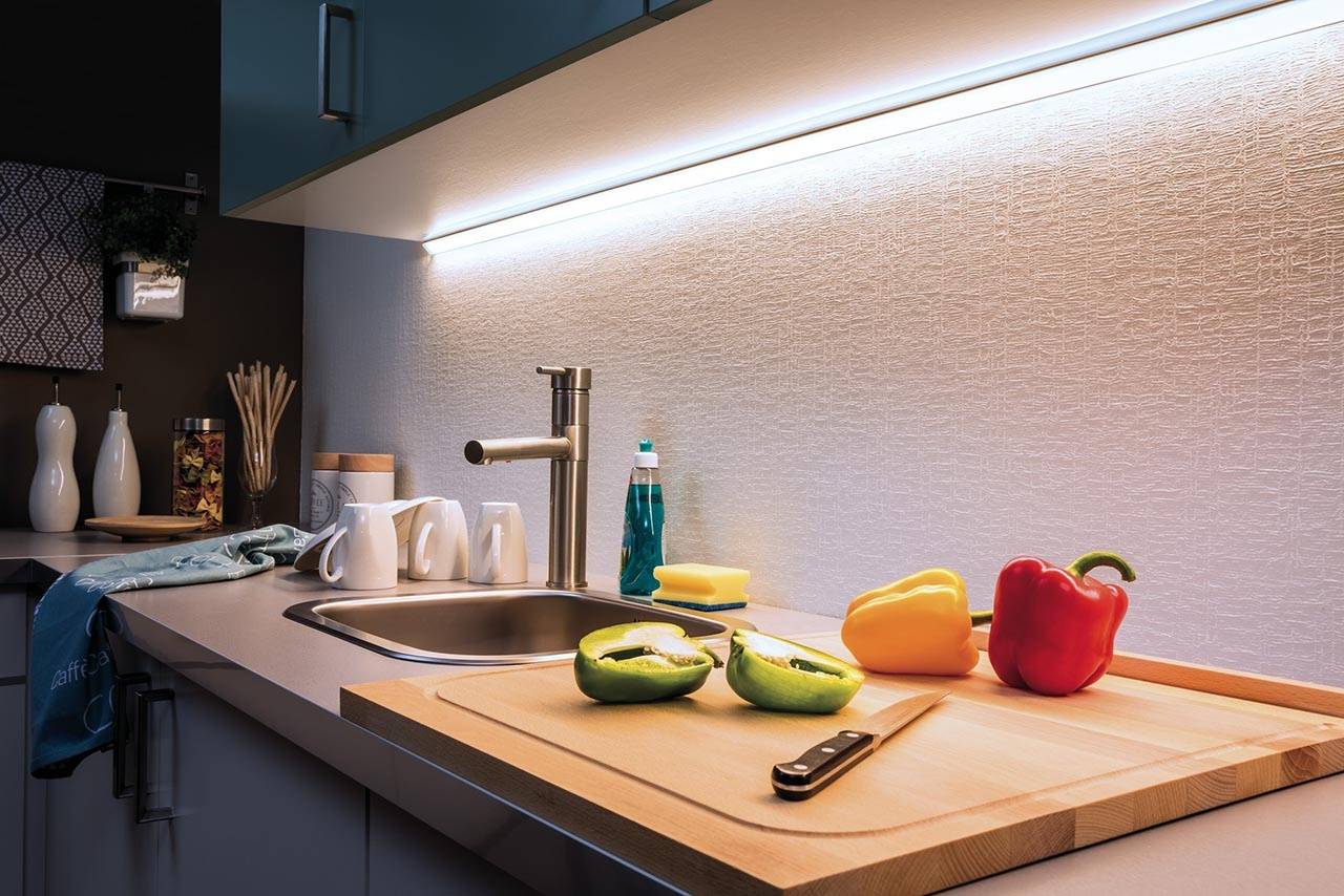 Установка и подключение светодиодной подсветки под шкафы на кухне