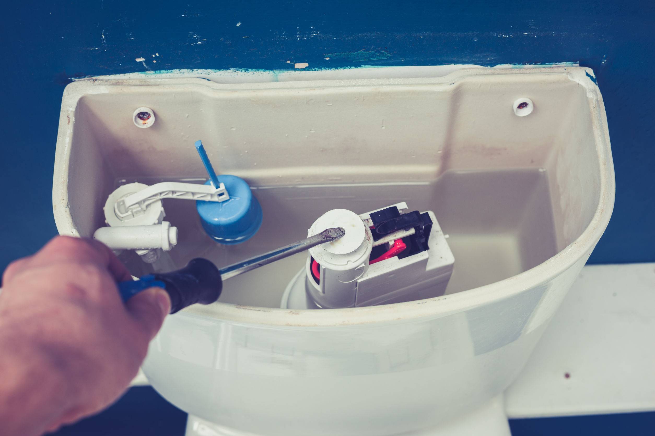 Как устранить течь в унитазе на сливе в канализацию: как и чем заделать стык, способы